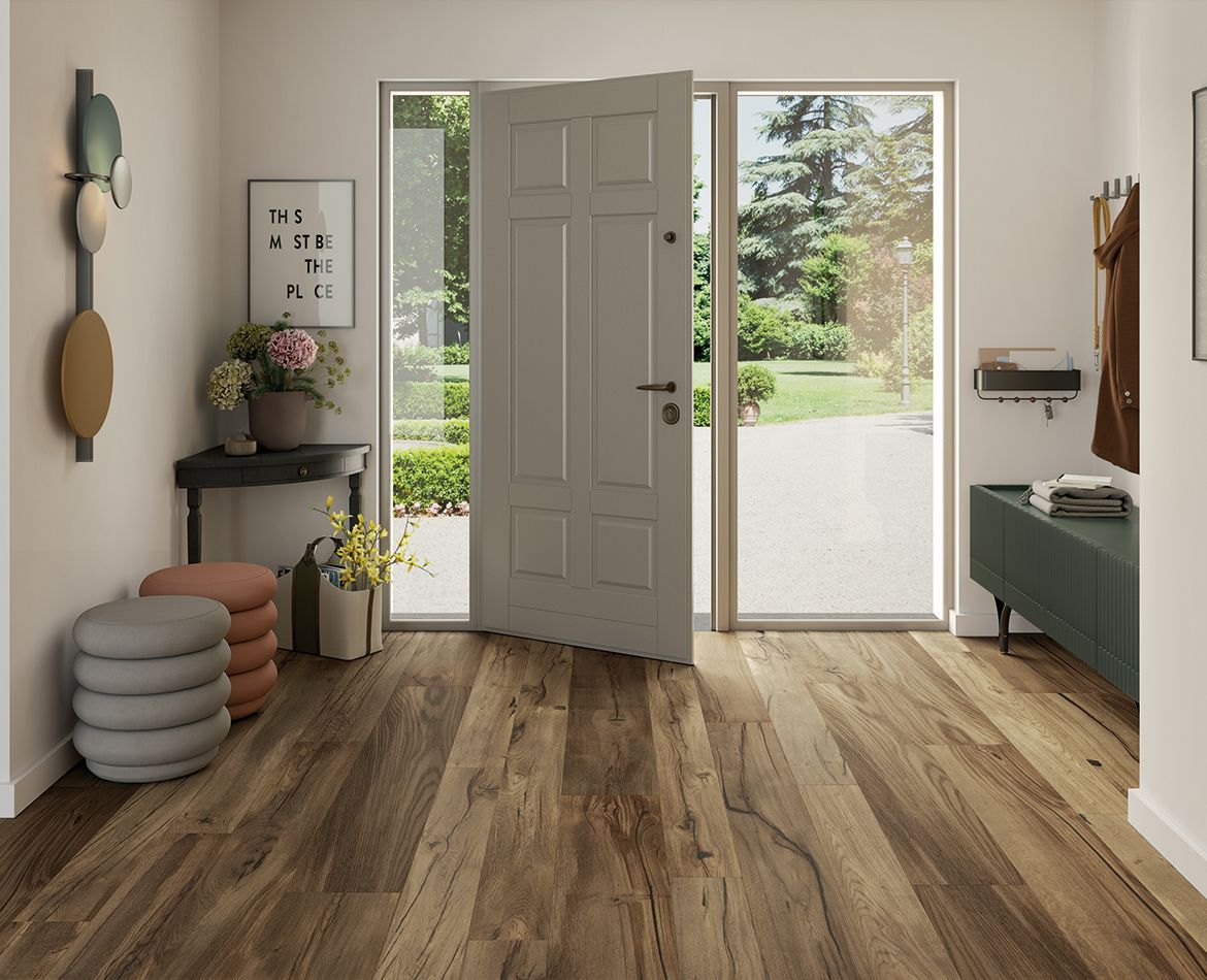 Ingresso con parquet scuro in vero legno e venature irregolari