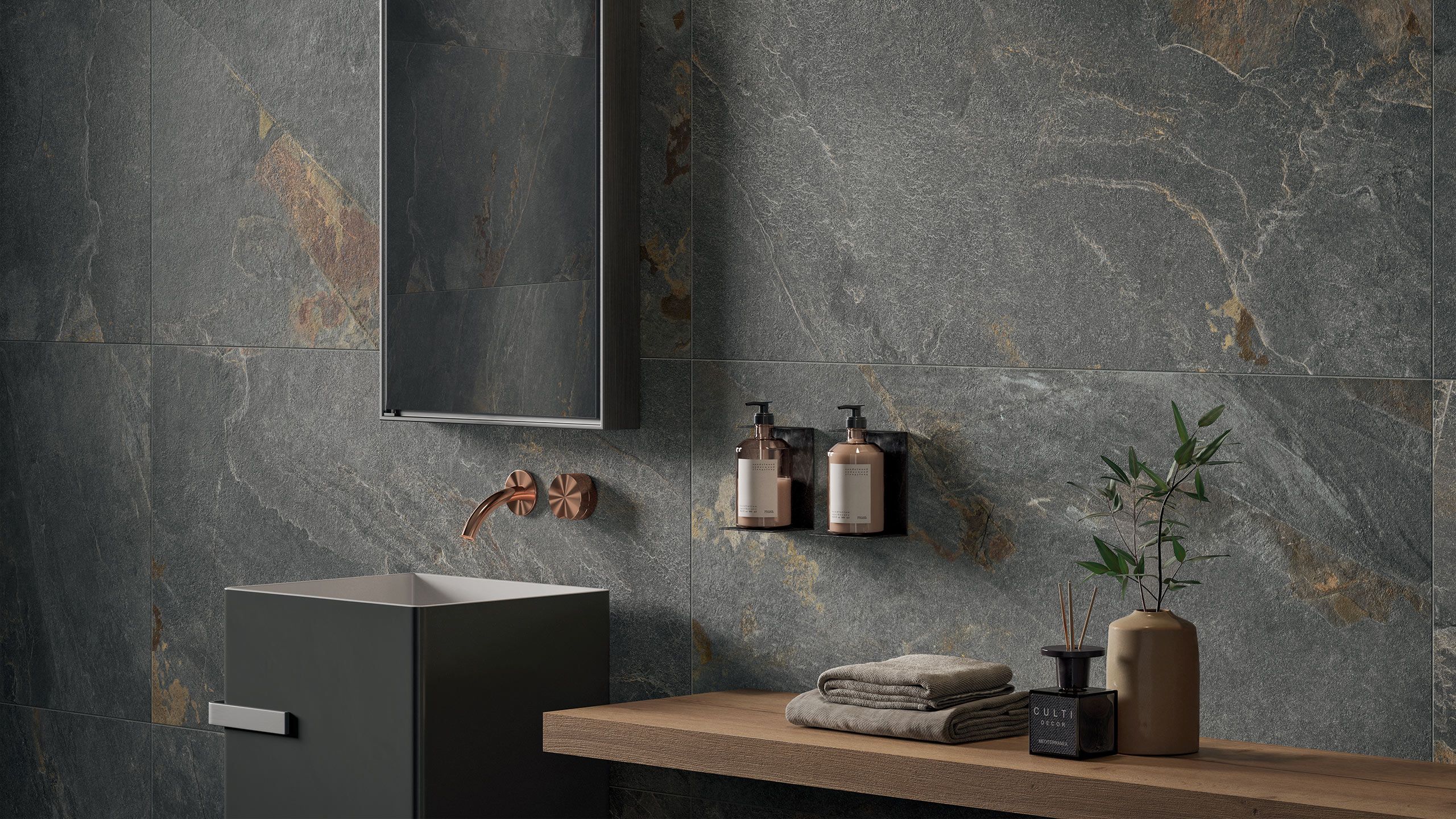 Rivestimento in pietra naturale effetto ardesia per bagno moderno
