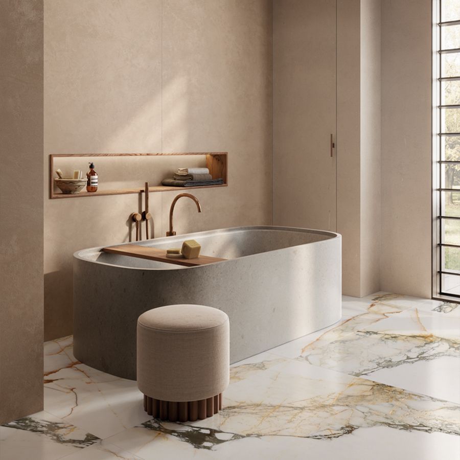 Bagno elegante con vasca freestanding e pavimento effetto marmo
