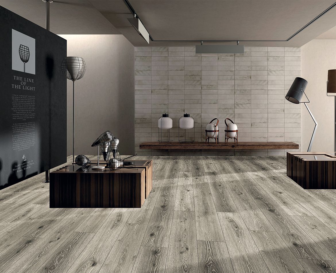 Pavimento SPC effetto legno rovere rustico in ambiente living accogliente e moderno