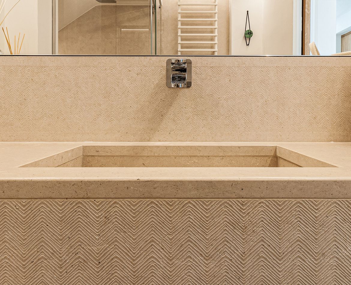 Lavabo in pietra con texture a spina di pesce