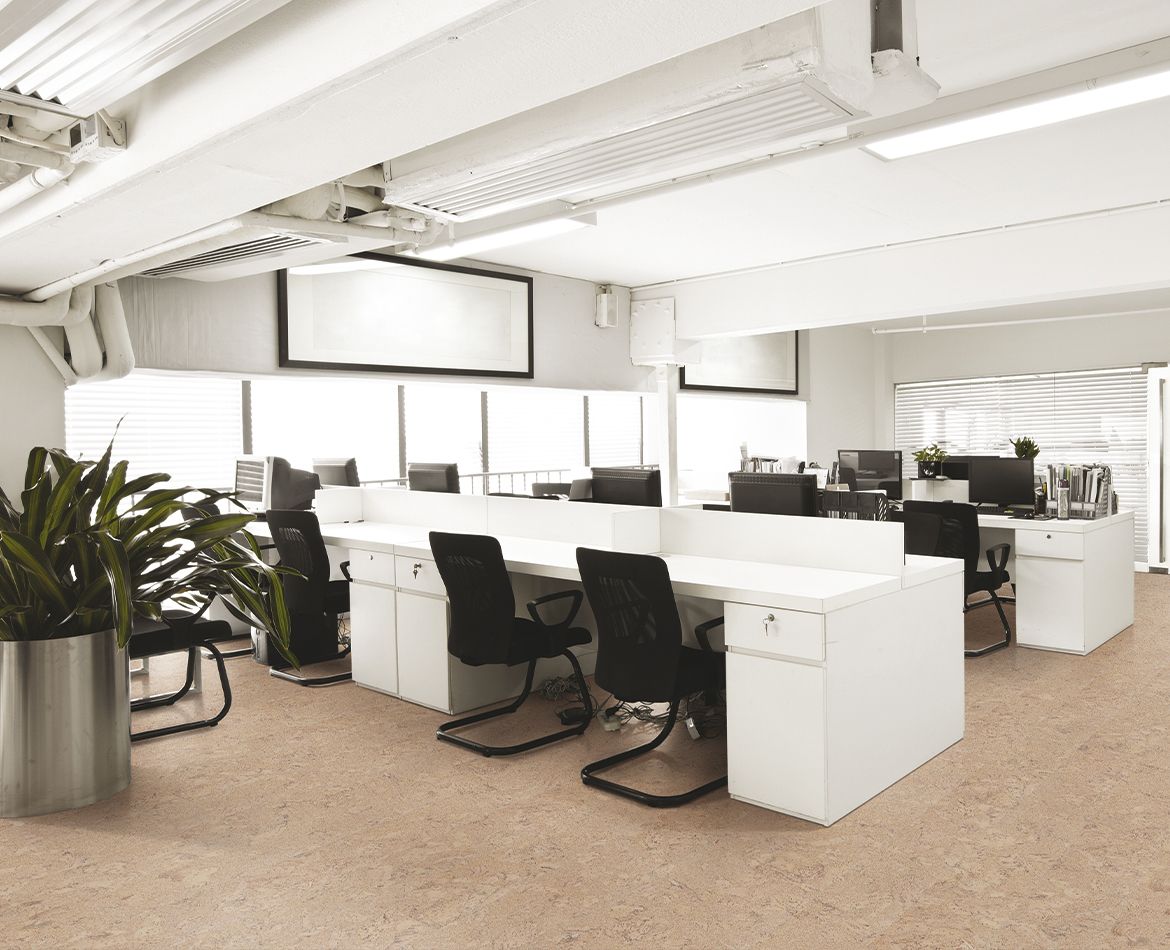 Ufficio moderno con rivestimento in sughero rosato