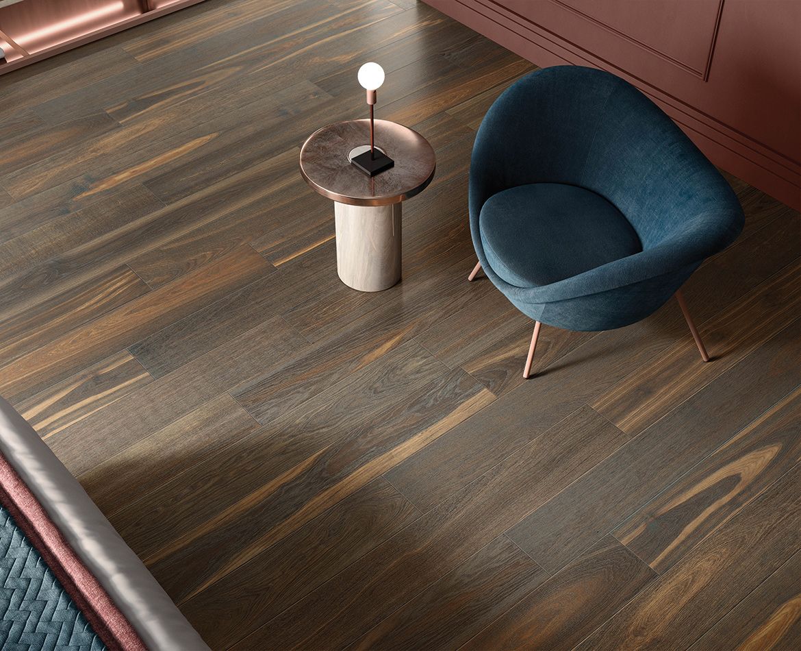 Pavimento in legno scuro con venature marcate in ambiente moderno
