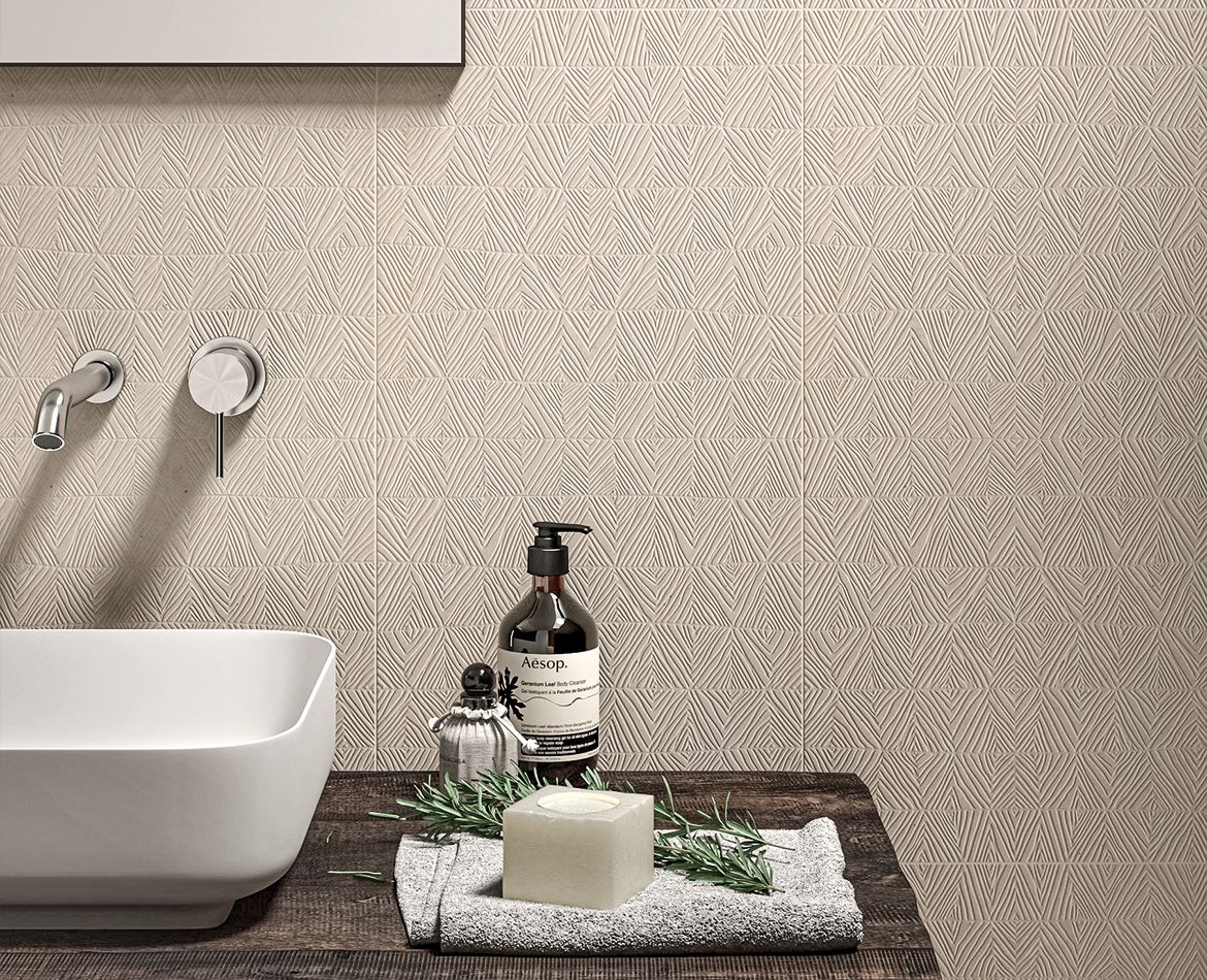Rivestimento in rilievo geometrico beige per bagno moderno