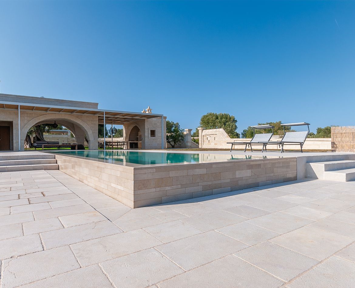 Rivestimento in pietra per piscina in stile mediterraneo