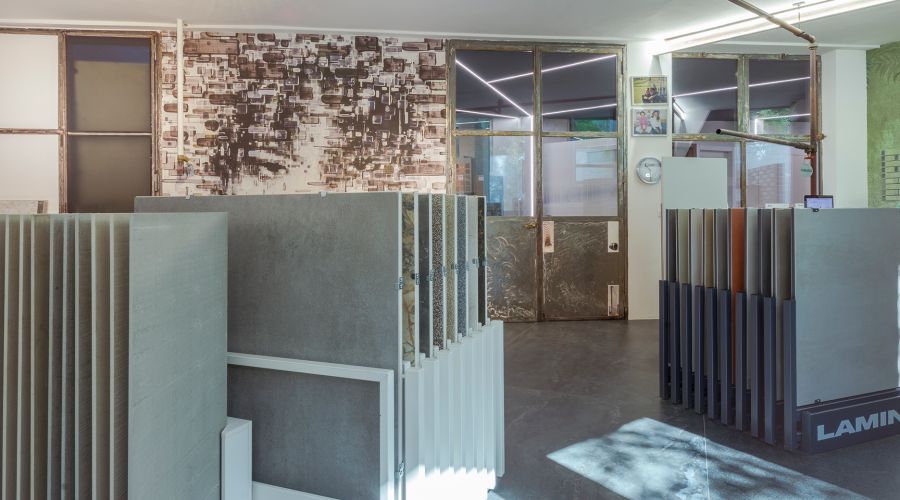 Spazio espositivo con pannelli e superfici decorative presso Ground