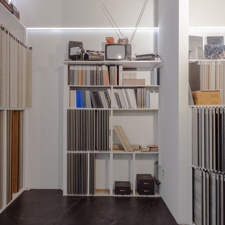 Libreria tecnica con campioni di materiali, cataloghi e oggetti vintage nello showroom Ground