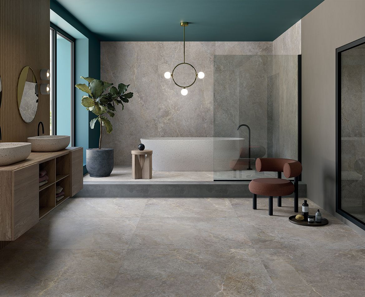 Bagno raffinato con finiture moderne e pavimento in grès chiaro