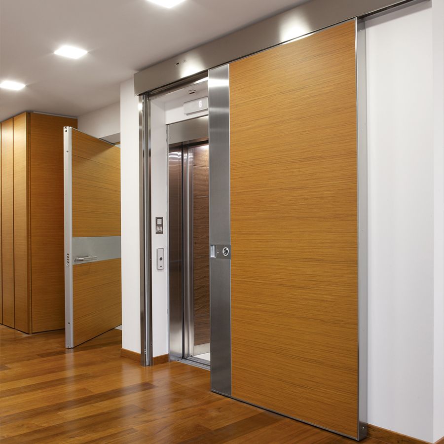 Portoncino blindato scorrevole in legno chiaro per contesto condominiale moderno