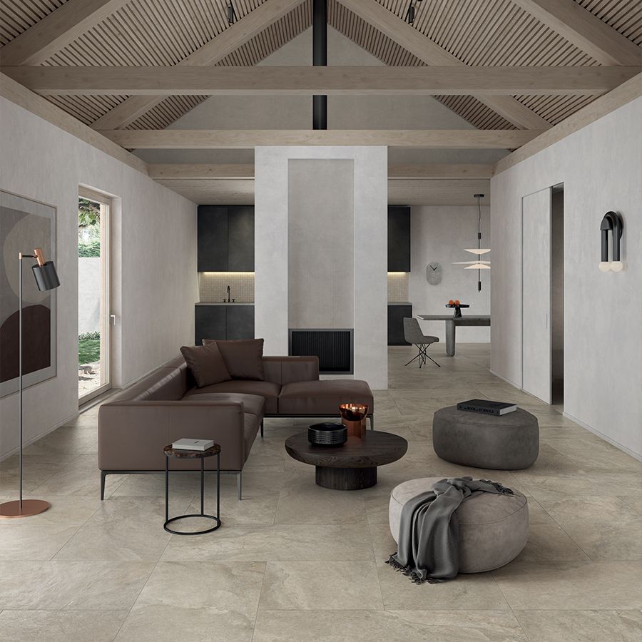 Soggiorno moderno con travi in legno e pavimento effetto pietra