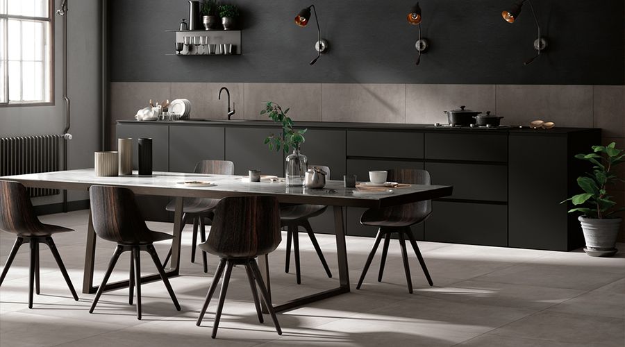 Cucina moderna con pavimento chiaro e pareti nere a contrasto