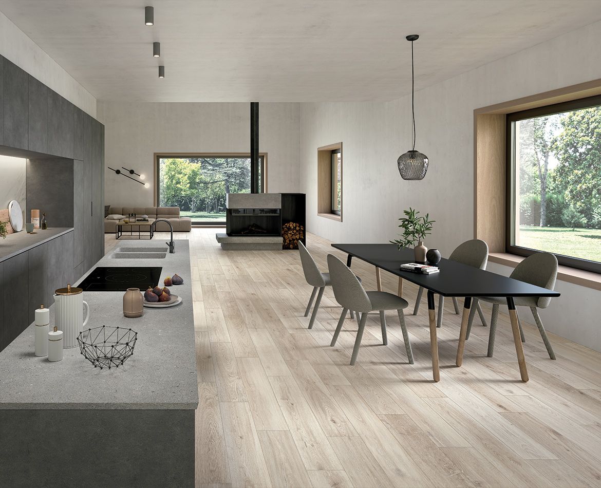 Spazio living contemporaneo con pavimento in legno chiaro