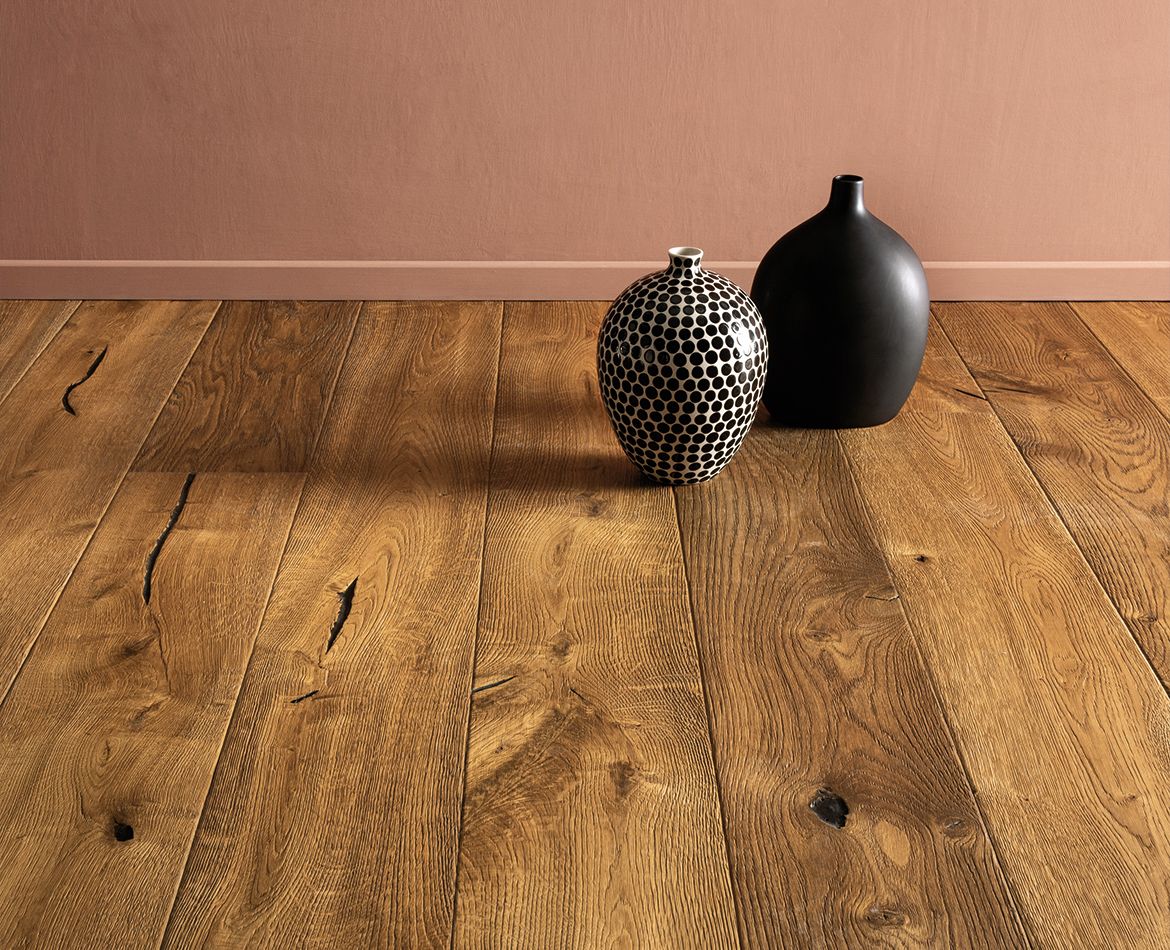 Pavimento in legno massello con finitura naturale rustica e venature marcate