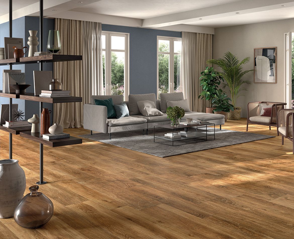 Living accogliente con pavimento in  legno e arredi contemporanei