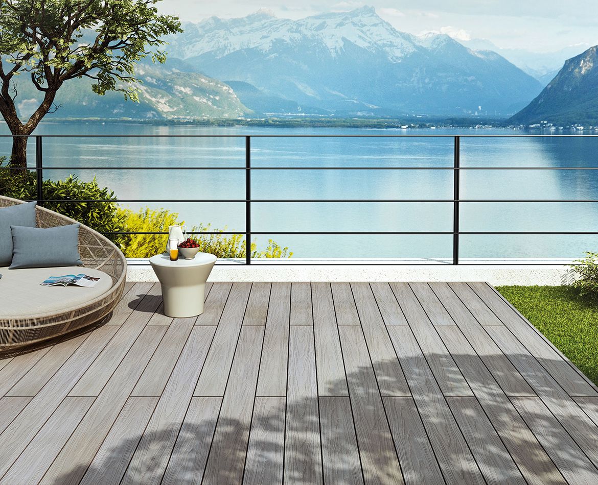 Terrazza con vista lago rivestita in doghe di legno grigio resistenti alle intemperie