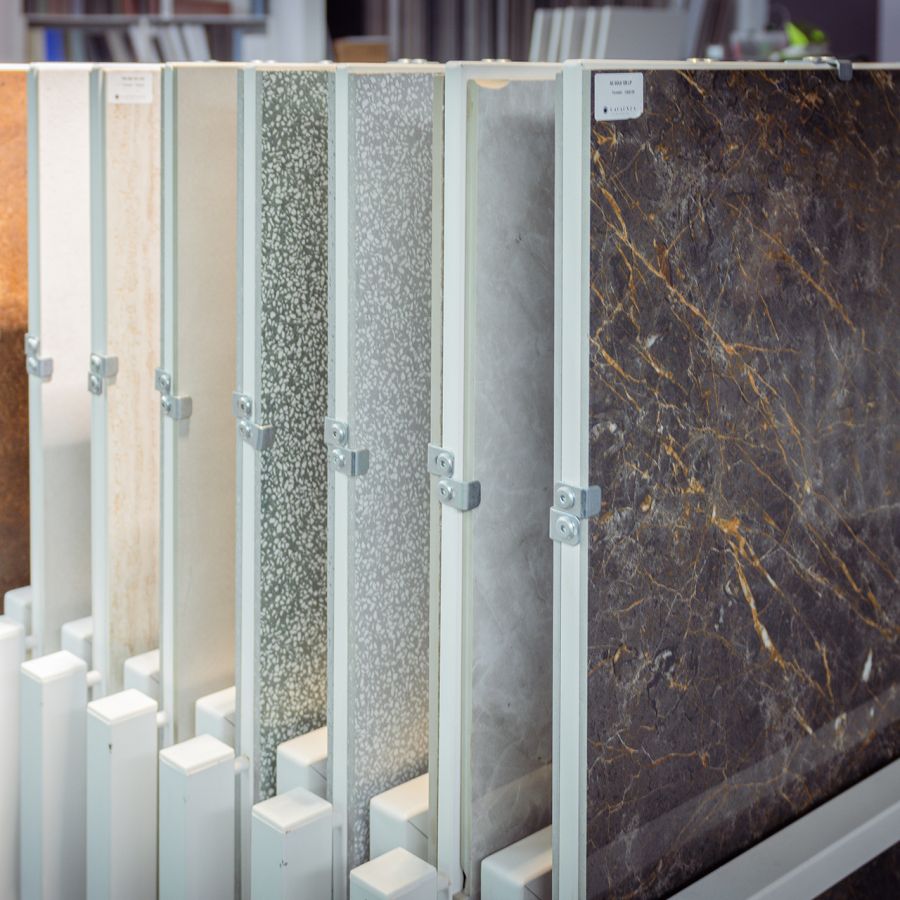 Campionatura di piastrelle effetto marmo e texture materiche nello showroom Ground, Bolzano