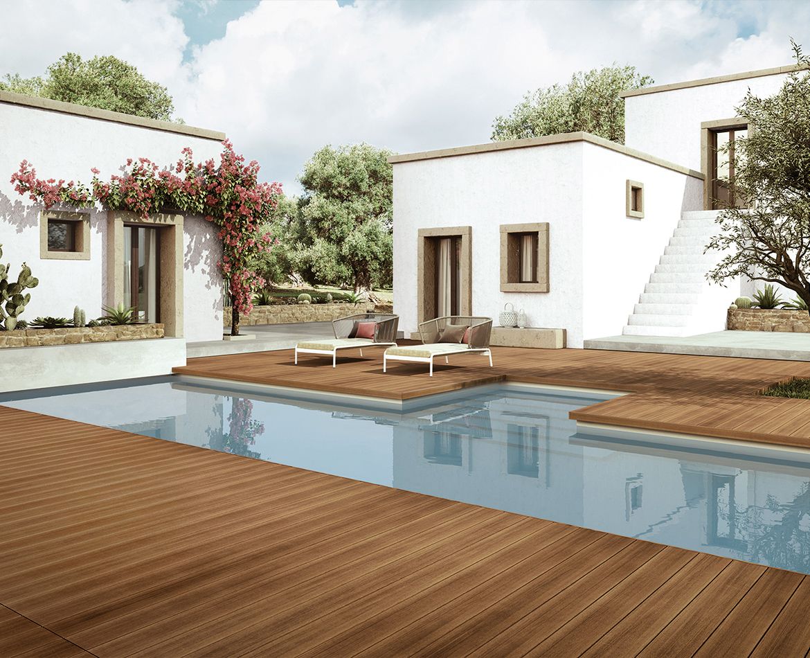 Pedana in legno per esterni attorno a una piscina in stile mediterraneo