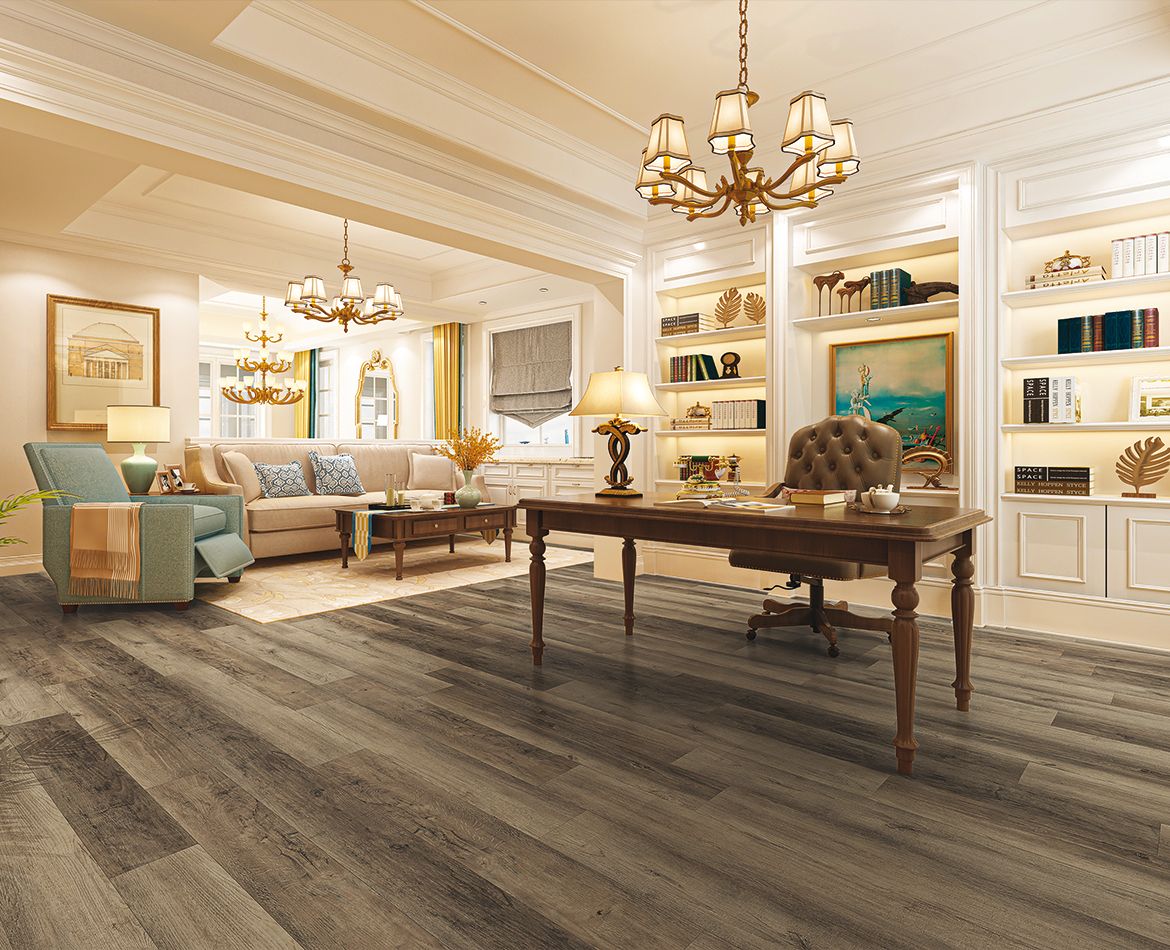 SPC grigio effetto legno in un salotto classico e luminoso con boiserie e arredi eleganti