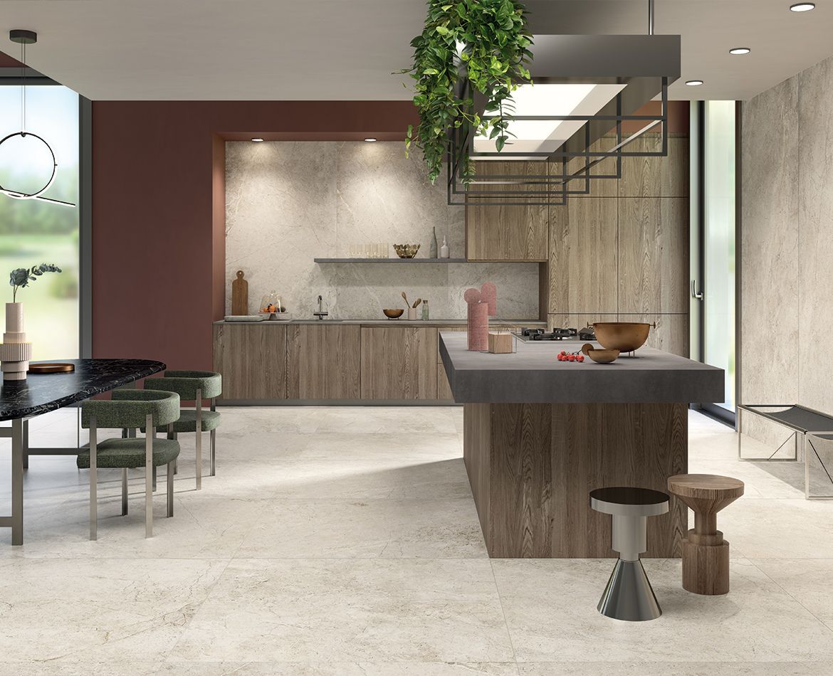 Cucina con pavimento chiaro e rivestimenti effetto pietra