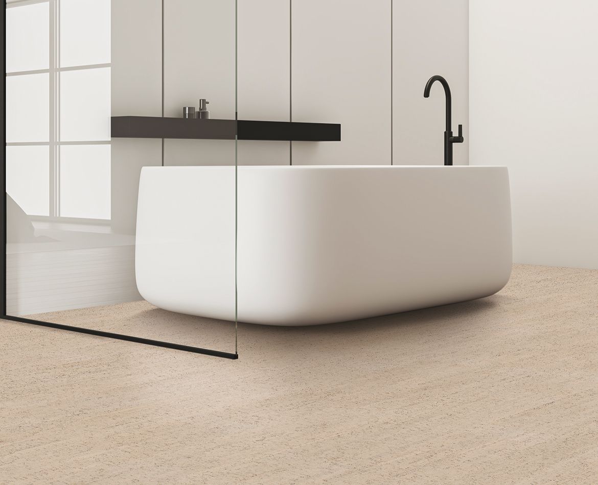 Bagno minimal con pavimento in sughero beige