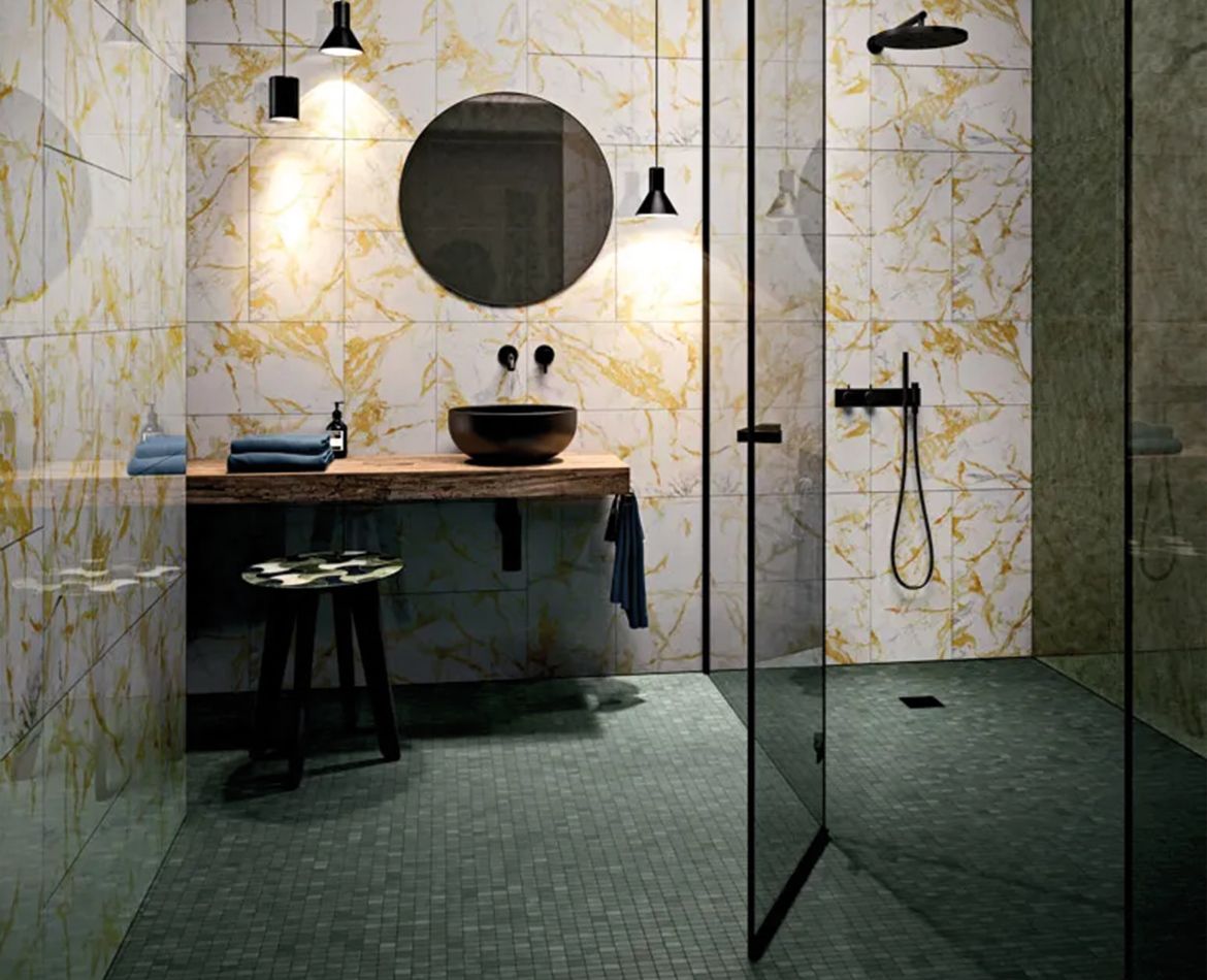 Bagno con parete effetto marmo e mosaico verde