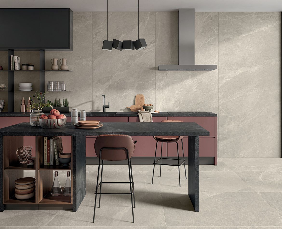Cucina con top scuro e pavimento effetto pietra beige