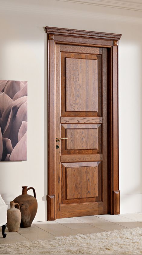 Porta in legno massello con cornice classica e finitura naturale