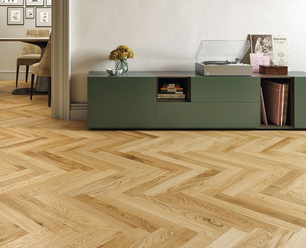 Parquet a spina di pesce in legno chiaro in un elegante soggiorno moderno
