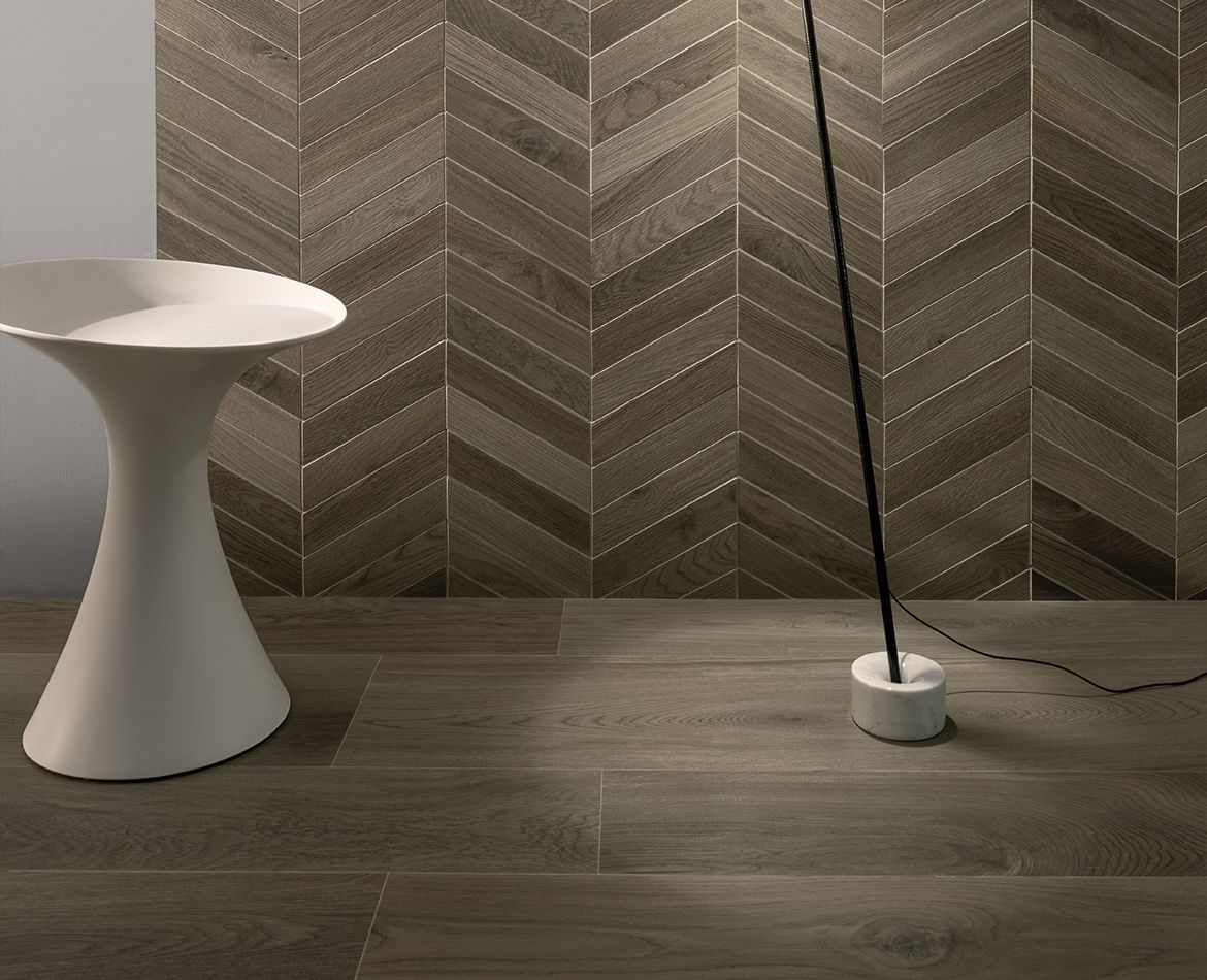 Pavimento e parete effetto legno scuro in posa a spina, stile contemporaneo