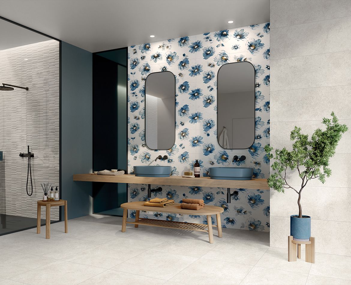 Decoro floreale blu su rivestimento bagno con doppi lavabi