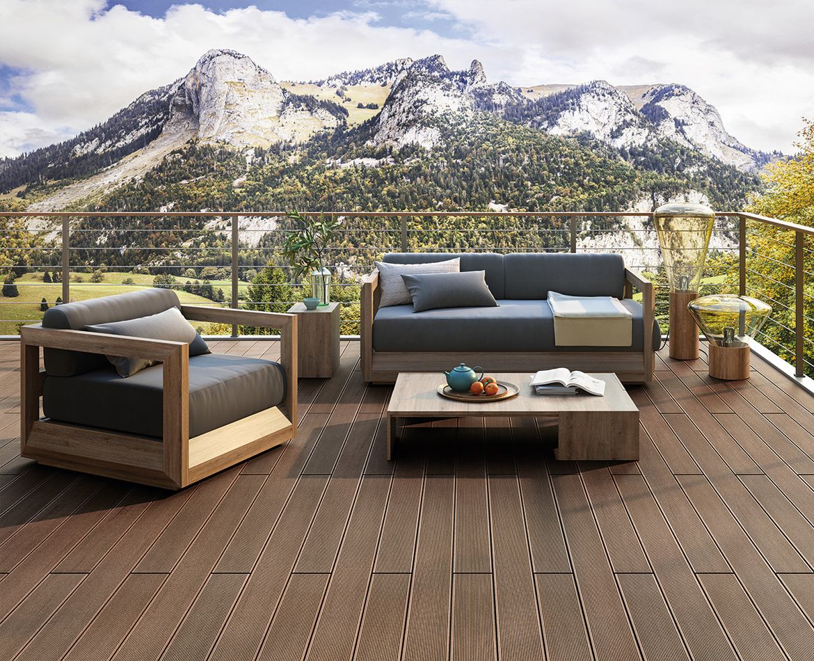Decking in legno per esterni su terrazza con vista panoramica sulle montagne
