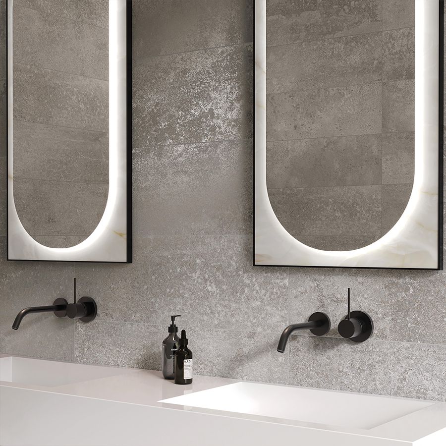 Dettaglio di bagno moderno con rivestimento grigio opaco