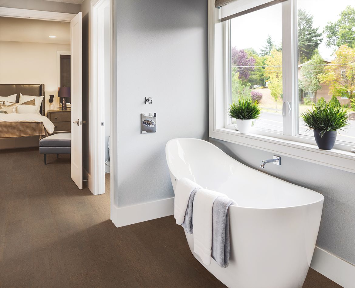 Zona bagno con pavimento in sughero marrone