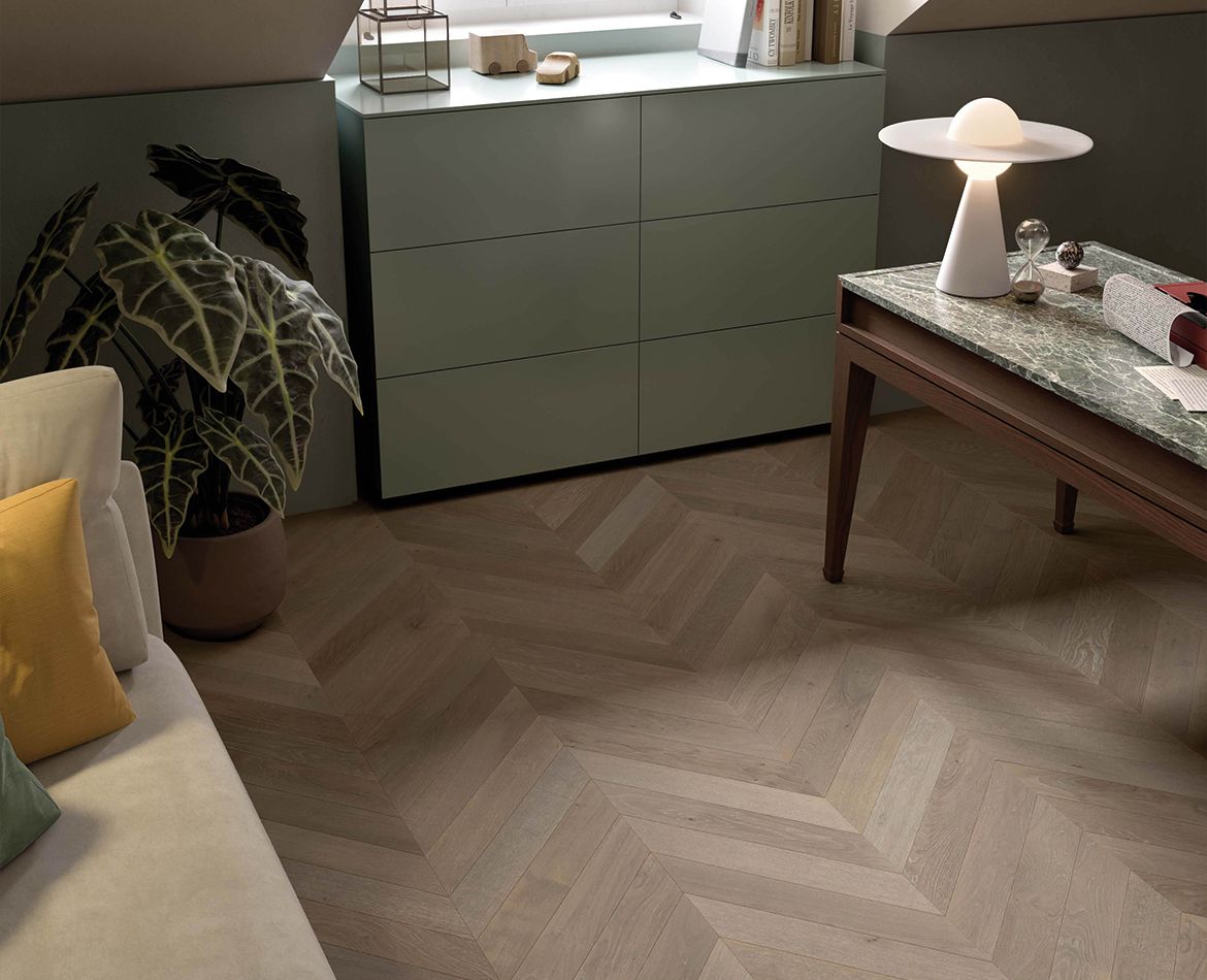 Parquet in legno posato a spina ungherese in studio con arredi dal design nordico