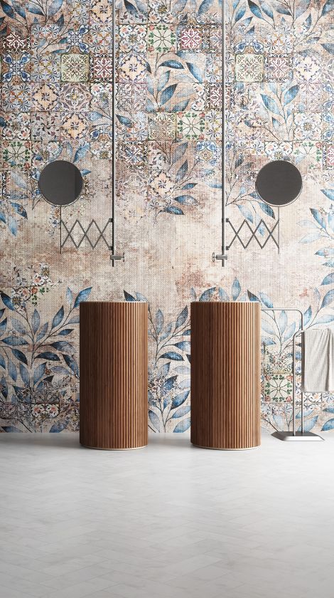 Parete decorativa con piastrelle floreali e lavabo freestanding in legno scanalato