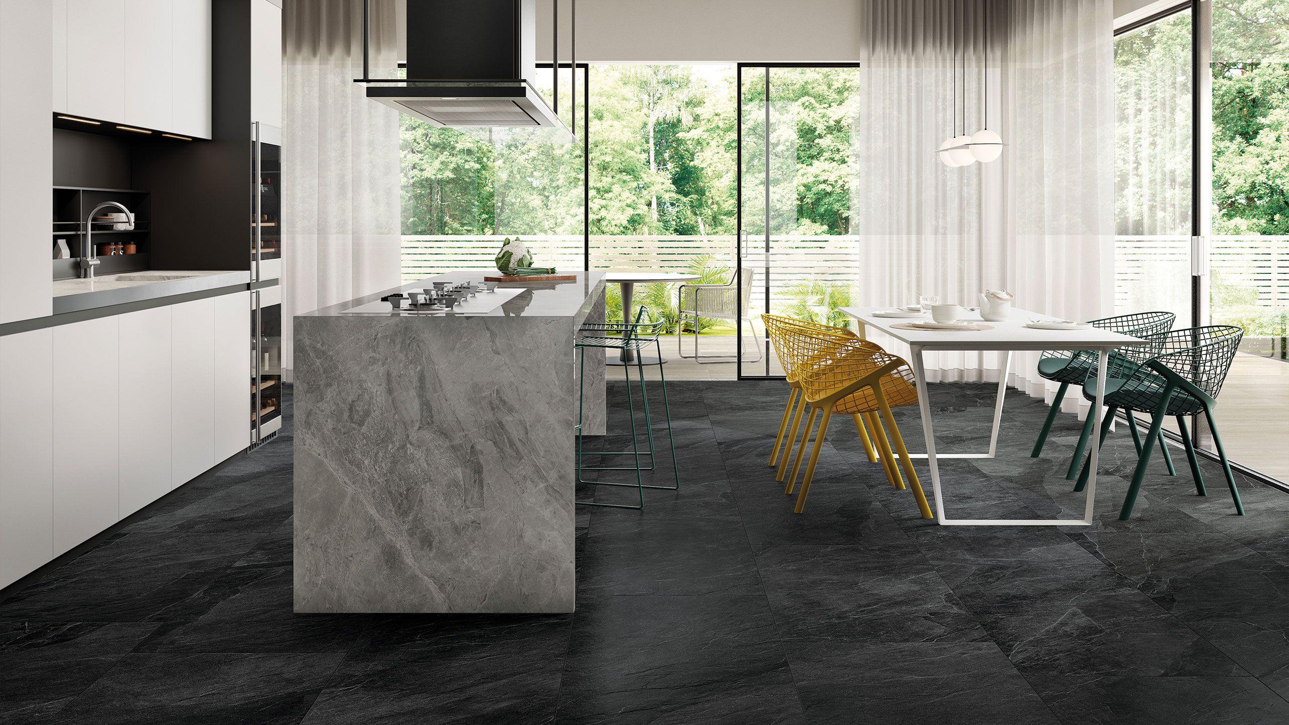 Cucina moderna con isola in pietra e pavimento in grès nero effetto ardesia
