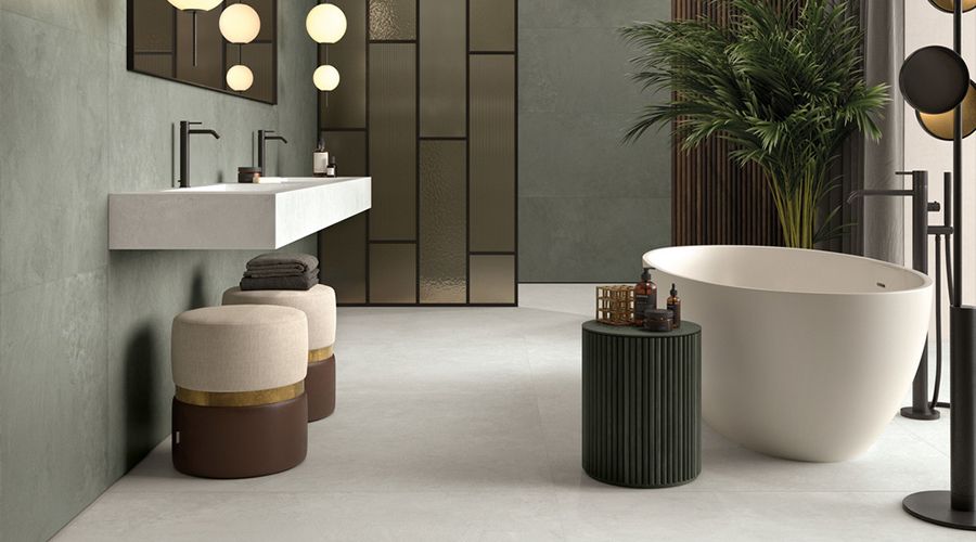 Bagno raffinato con finiture moderne e pavimento in grès chiaro
