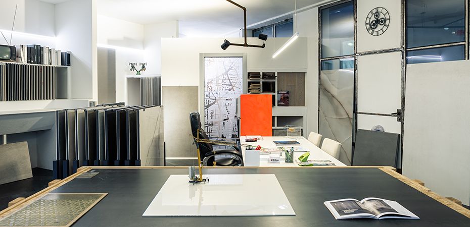 Showroom Ground Superfici a Bolzano con campioni di materiali e superfici