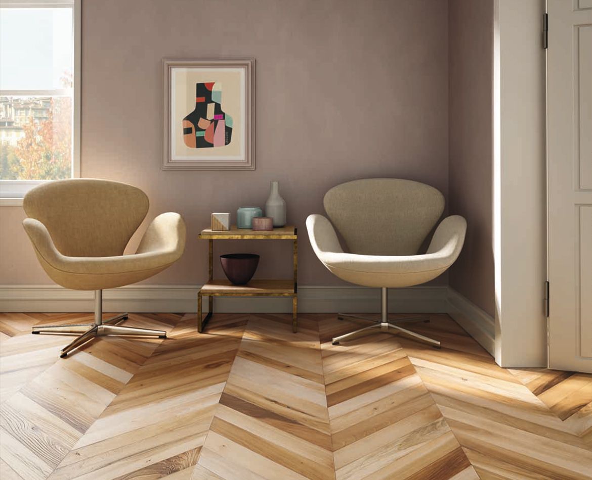 Parquet chiaro a spina ungherese che illumina una zona relax contemporanea