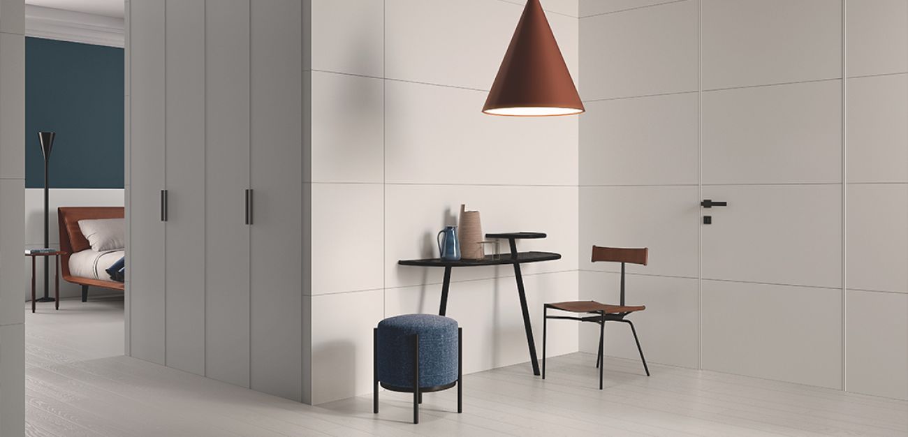 Porta laccata bianca a filo muro integrata nella boiserie