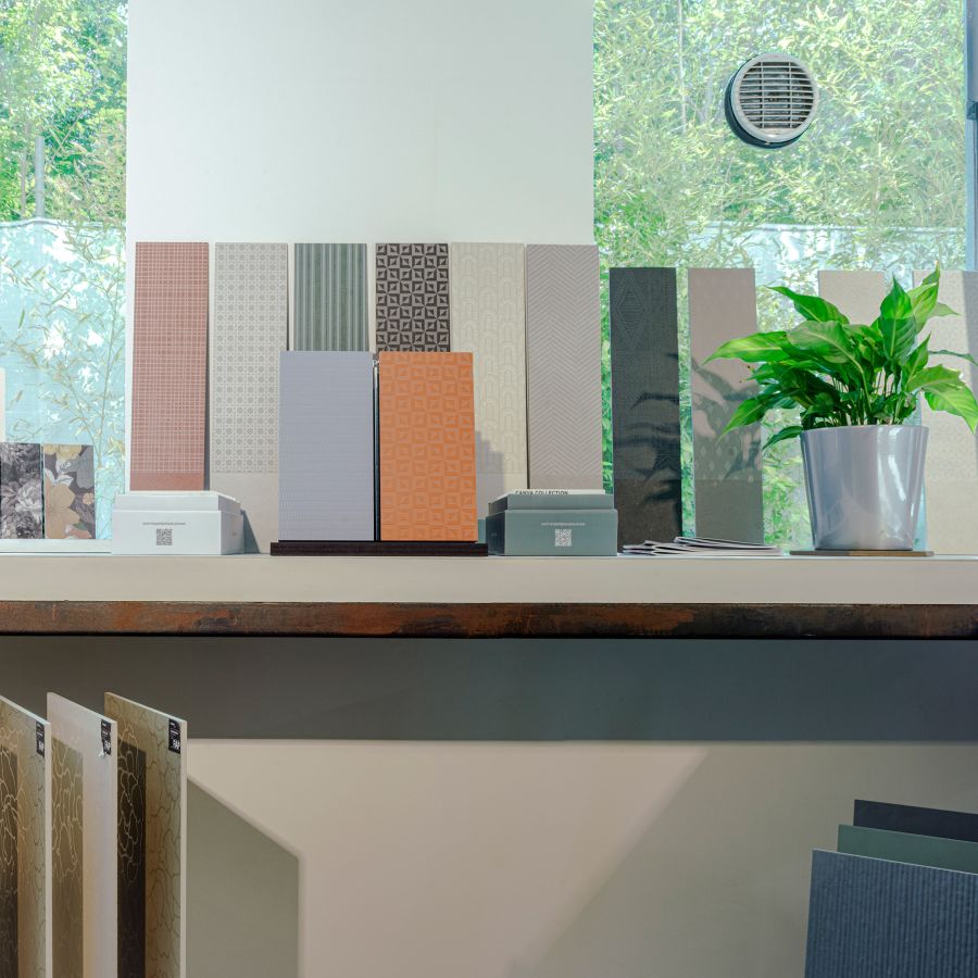 Piano espositivo con campioni di rivestimenti decorativi nello showroom Ground
